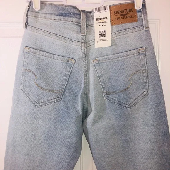 Levi’s juniors “mom jeans” (24) - Picture 6 of 8
